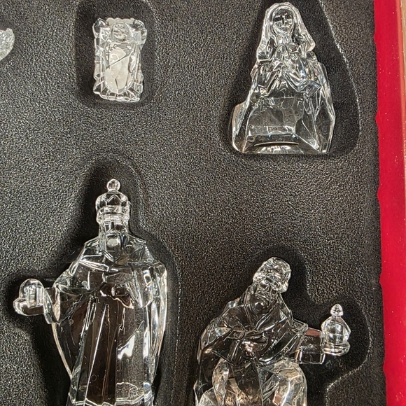 Crystal Plastic Nativity Figurine Set - Picture 4 of 7